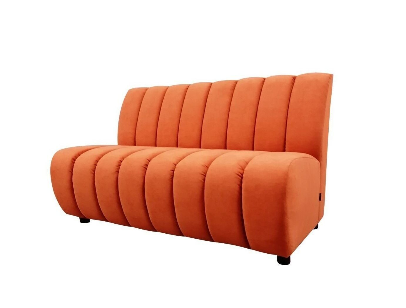 Оранжевый диван зеленые обои